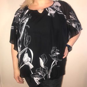 AVENUE SLIMMING FLOWY BLACK & WHITE TOP SZ 18/20